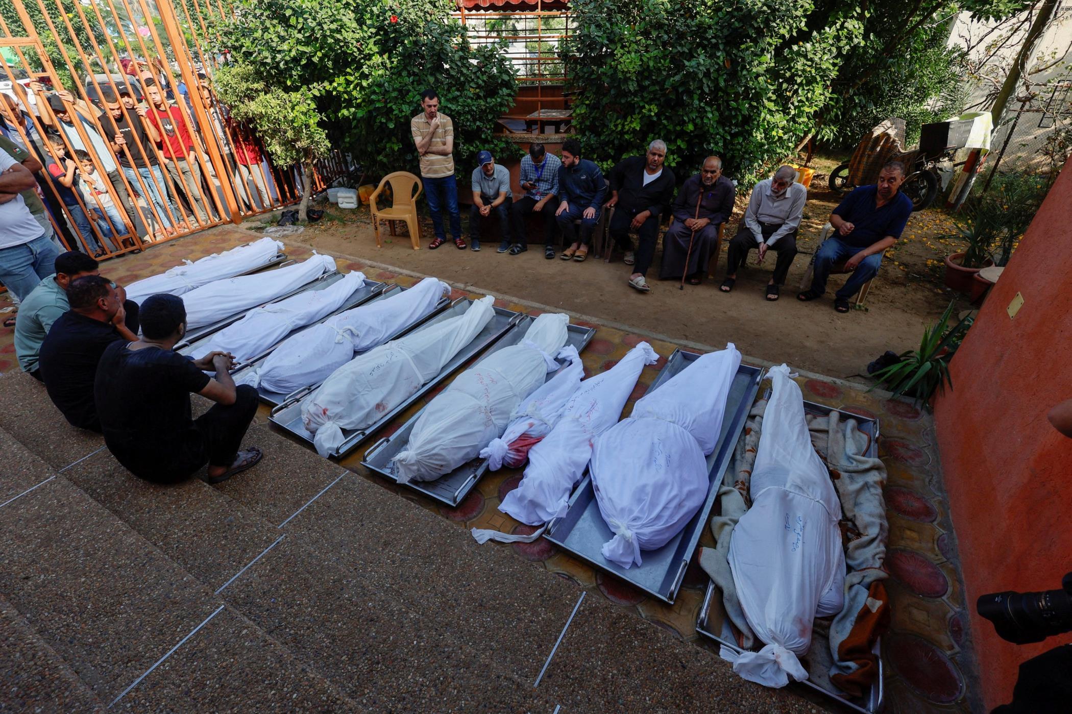 Relatives of Palestinians killed in Israeli strikes react, at Nasser hospital, in Khan Younis, southern Gaza Strip, Palestine, Nov. 7, 2023. (Reuters Photo)