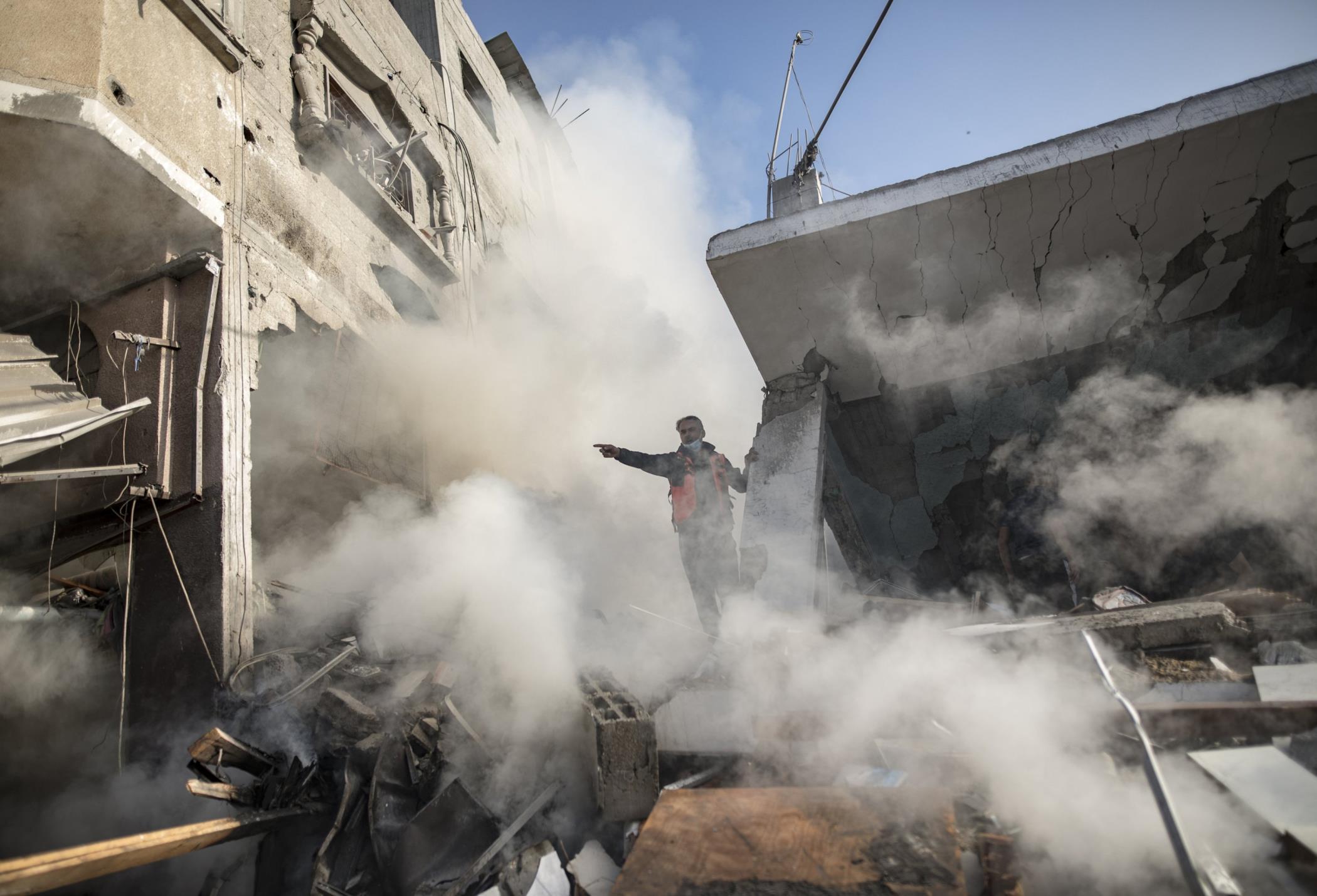 Smoke rises as Palestinians search for casualties and survivors at the site of an Israeli strike in Khan Younis, southern Gaza Strip, Palestine, Nov. 7, 2023. (EPA Photo)