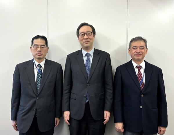 Lee Jun-il (C), the director-general for North Korean nuclear affairs at South Korea's foreign ministry, poses for a photo prior to his talks with Hamamoto Yukiya (L), Japan's new deputy nuclear envoy, and other Japanese diplomats on Dec. 8, 2023, in this photo provided by the ministry. (PHOTO NOT FOR SALE) (Yonhap)