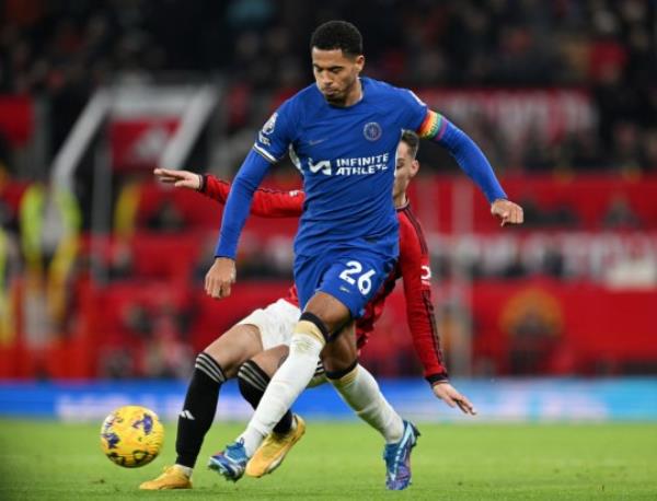 Chelsea defender Levi Colwill playing against Manchester United